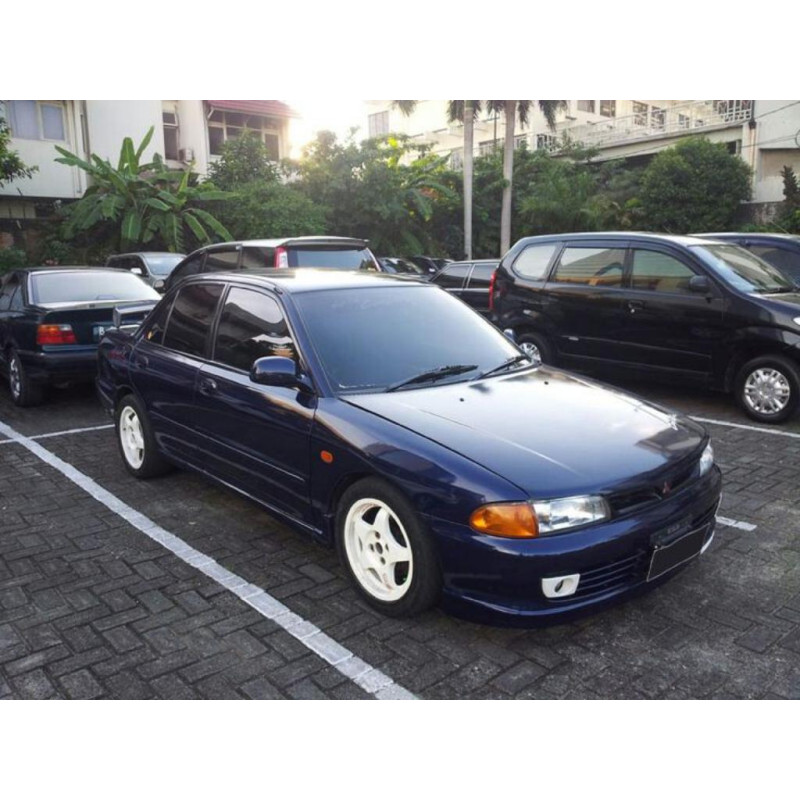 COLT LANCER CB5 FRONT WINDSCREEN LAMINATED LEFT HAND SIDE