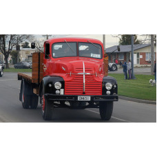 LEYLAND COMMET FRONT WINDSCREEN LAMINATED