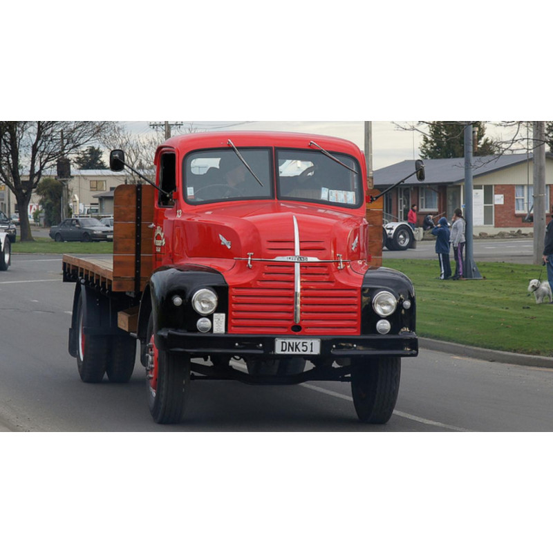 LEYLAND COMMET FRONT WINDSCREEN LAMINATED